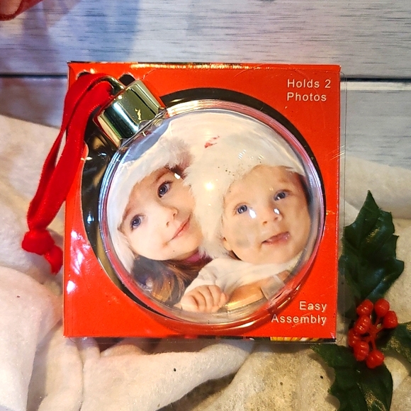 Photo ornament NWT holds 2 round photos NIB - Picture 1 of 8